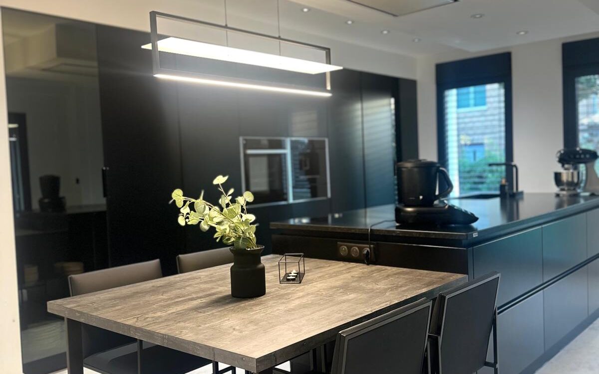 L&rsquo;&eacute;l&eacute;gance du noir pour une cuisine enti&egrave;rement sur mesure, Pfastatt Rixheim